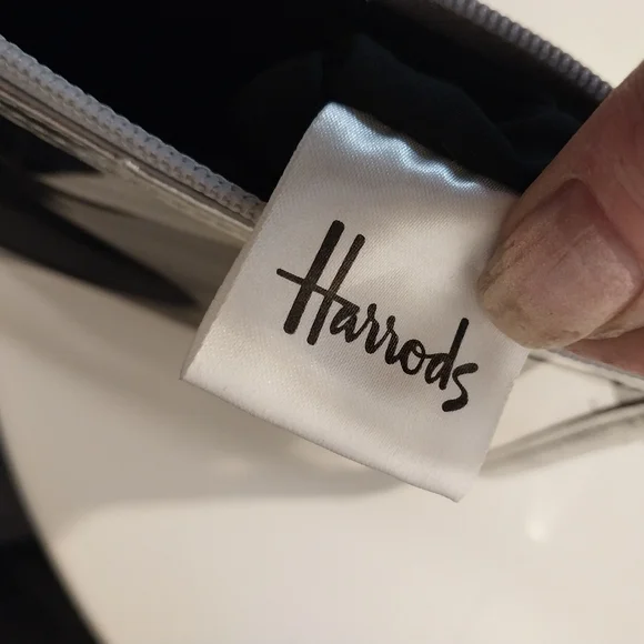 Harrods Case With Fabric Bag Inside - Picture 7 of 8